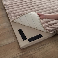 ラグとウレタンマットはワンタッチテープで固定ができてずれにくい