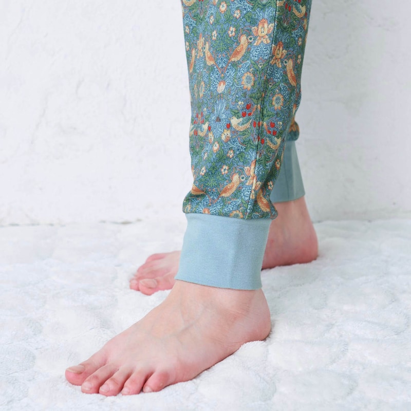 パンツ裾もリブ仕様で寝るときのずり上がり防止に