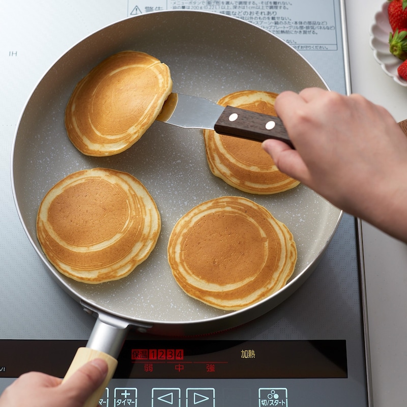 側面の立ち上がりによりパンケーキなどもひっくり返しやすい