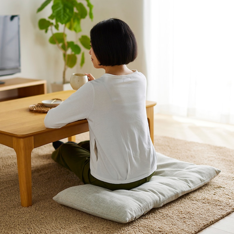 床で広げて使えば、リビングでリラックスタイムを過ごせます