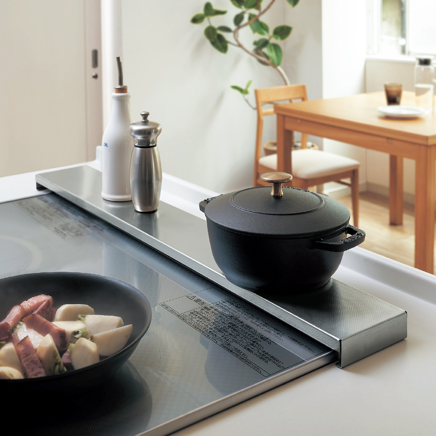 汚れが拭き取りやすい エンボス加工のフラット排気口カバー <幅60cm用/幅75cm用> 汚れが拭き取りやすい エンボス加工のフラット排気口カバー <幅60cm用/幅75cm用>