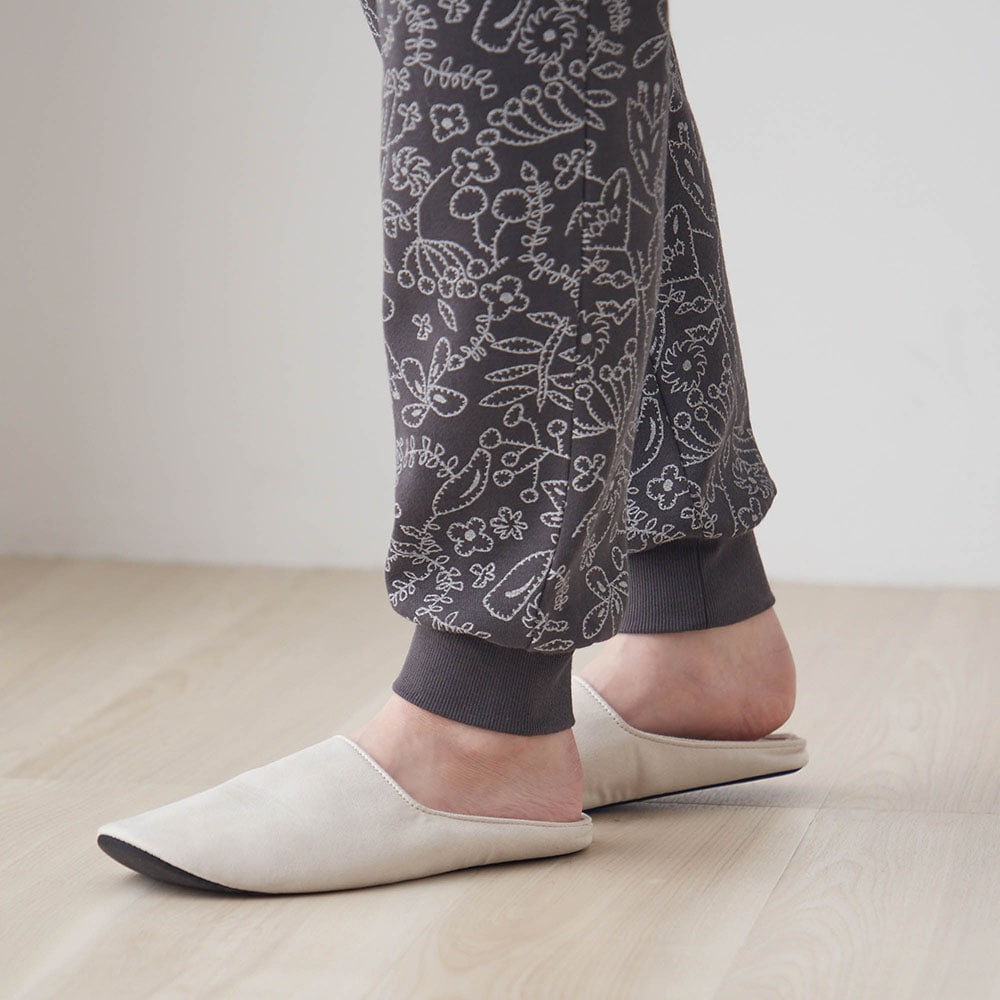 パンツの裾もずり上がりにくいリブ仕立てに