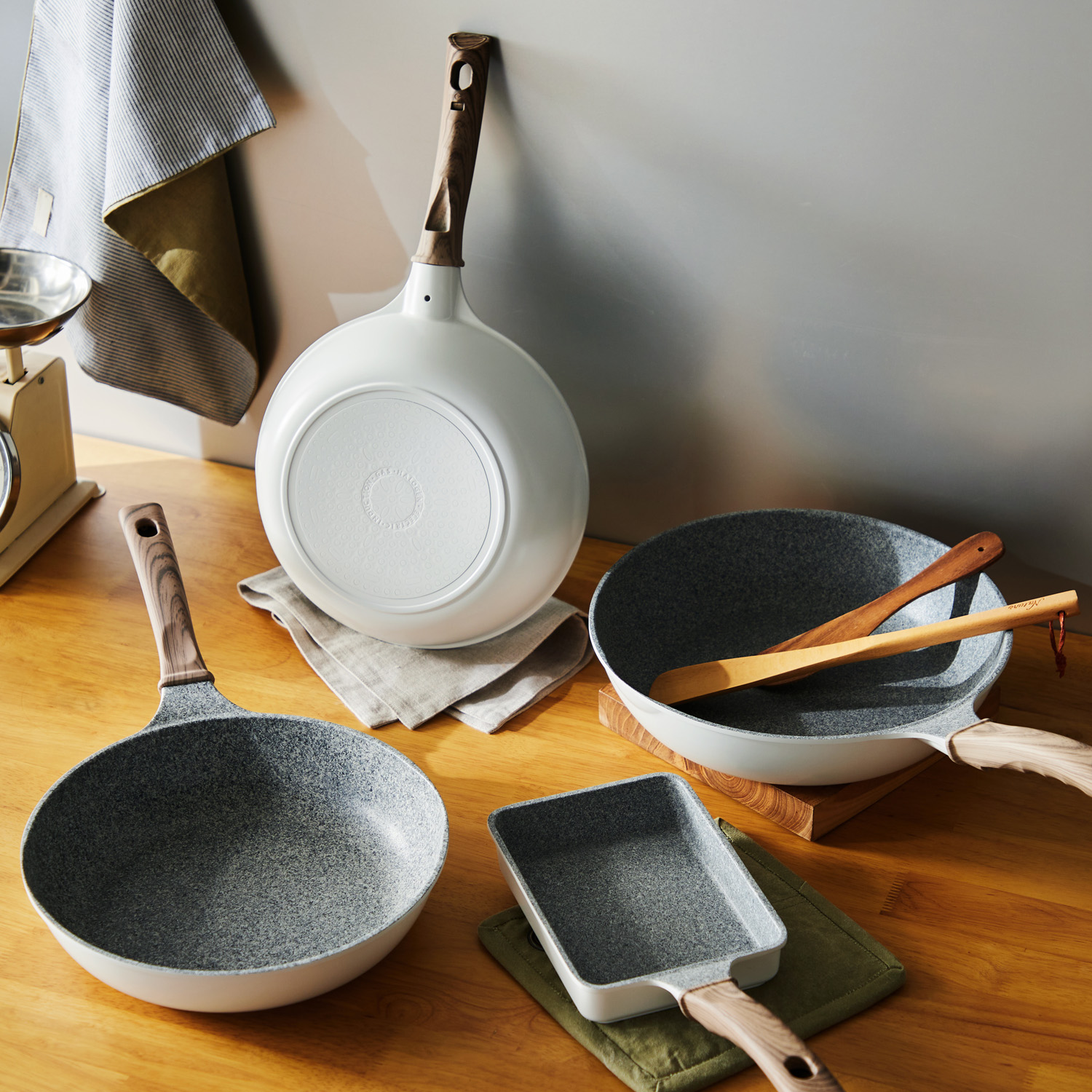 【ベルメゾン】金属ヘラ対応・外側も内側も汚れがこびりつきにくい軽量フライパン 【IH/ガス火対応】 【ベルメゾン】金属ヘラ対応・外側も内側も汚れがこびりつきにくい軽量フライパン 【IH/ガス火対応】