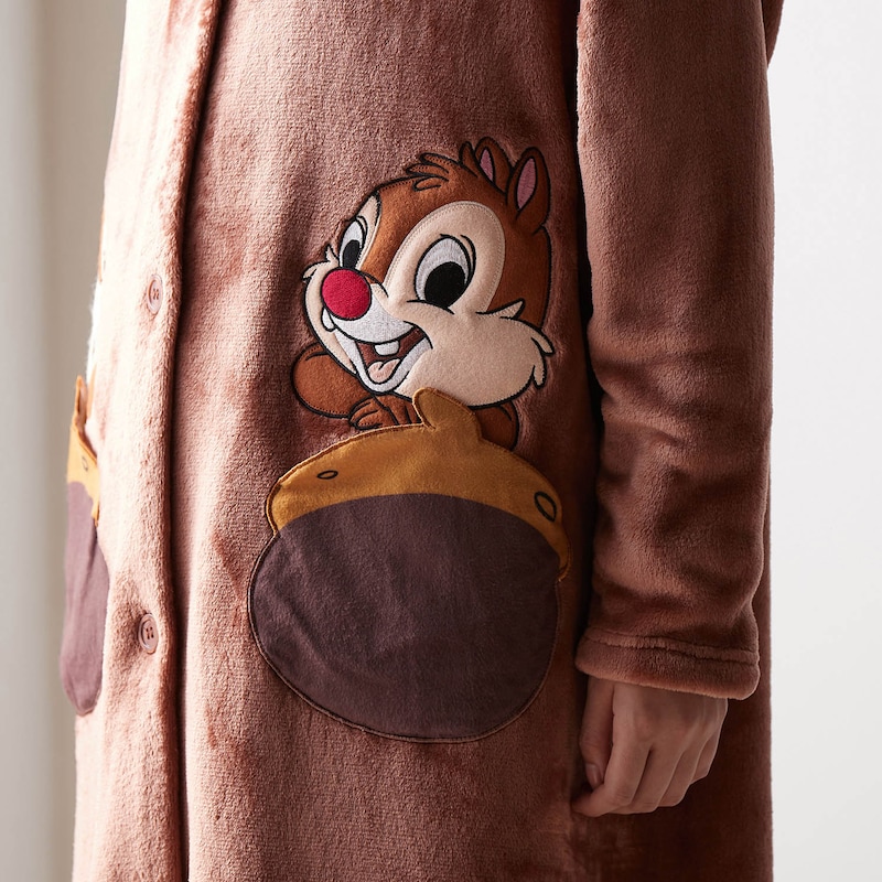 左ポケットのアップリケ刺繍アップ（チップ&デール）
