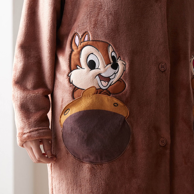 右ポケットのアップリケ刺繍アップ（チップ&デール）