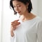 女性らしいハートネックは、ジャケットにインしたときもサマ見え