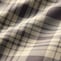 表面はハリのあるつややかな素材