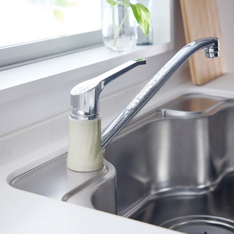 シンク蛇口の付け根に貼っても