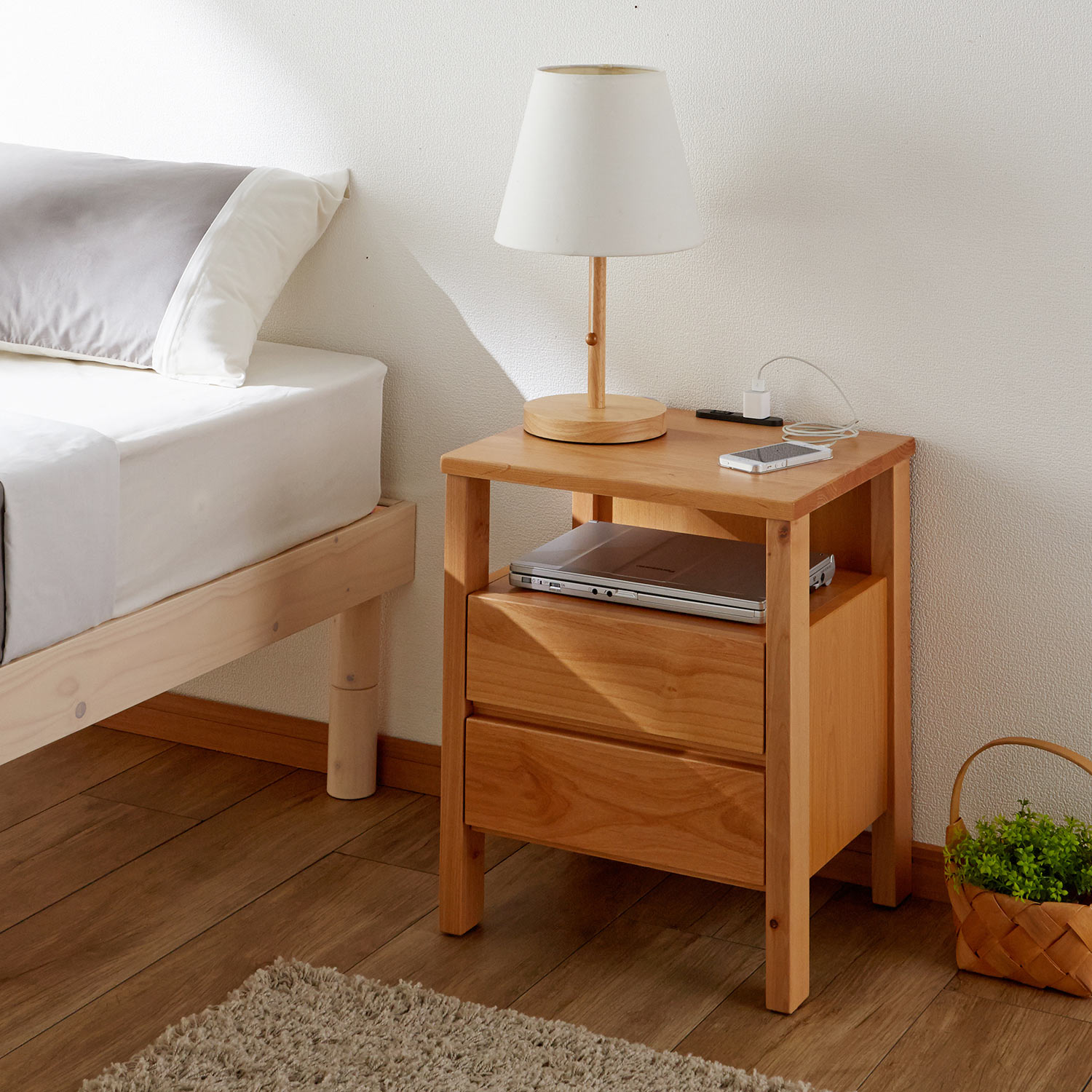 【ベルメゾン】引出し & コンセント付きベッドサイドテーブル 【ベルメゾン】引出し & コンセント付きベッドサイドテーブル