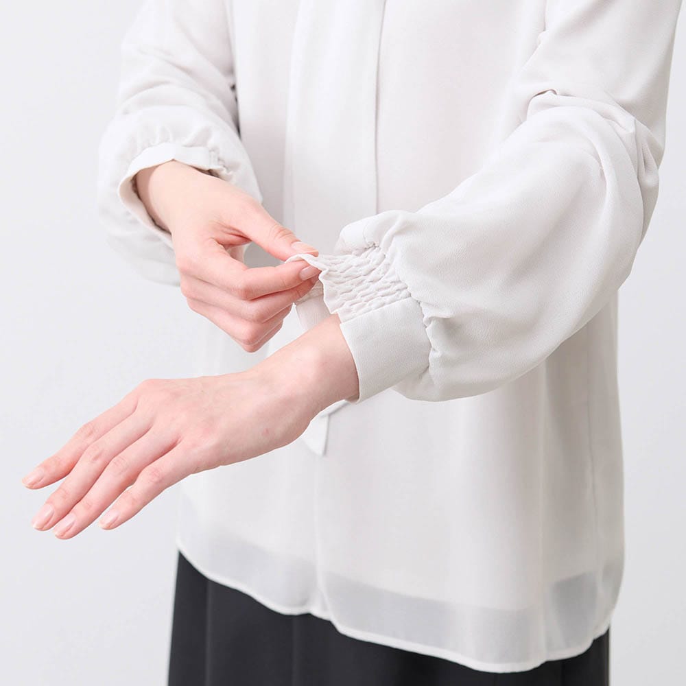 袖口の裏側はシャーリング仕様なので、たくし上げやすい