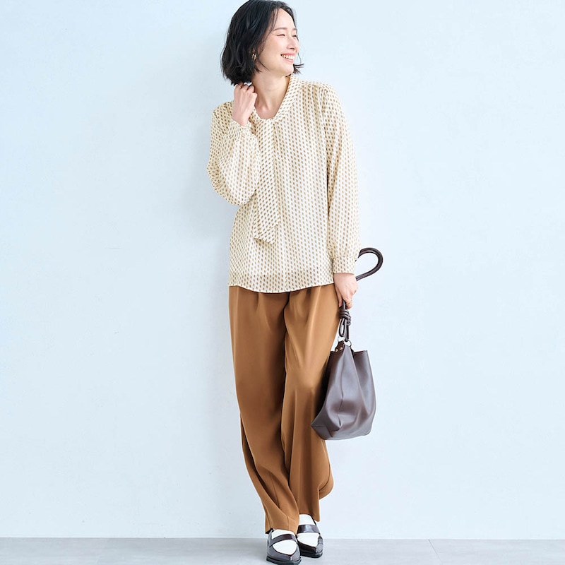 モデル身長168cm／M　＜オフホワイト系幾何学柄＞