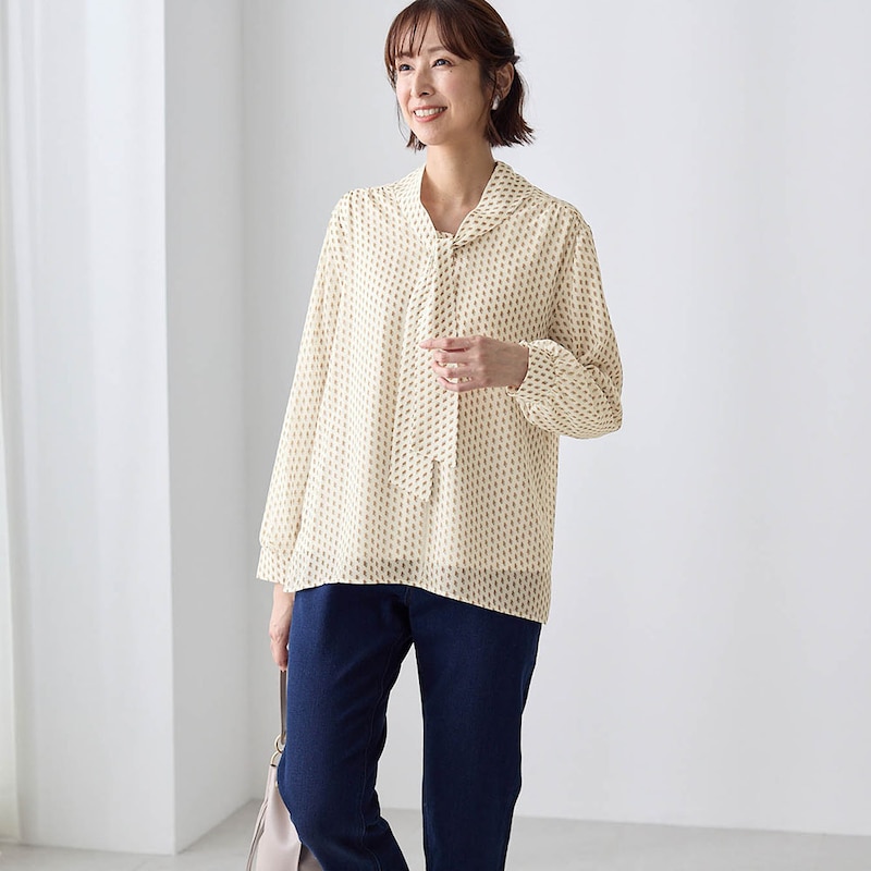 モデル身長169cm／M　＜オフホワイト系幾何学柄＞