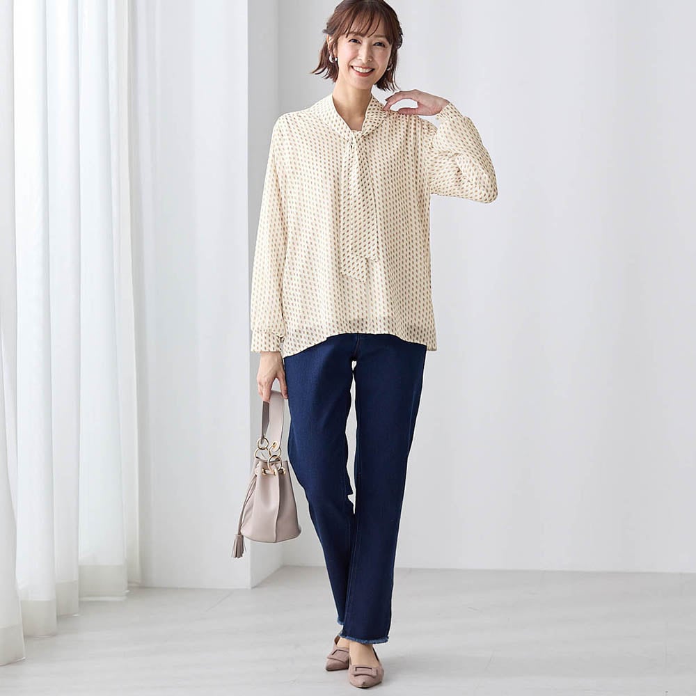 モデル身長169cm／M　＜オフホワイト系幾何学柄＞