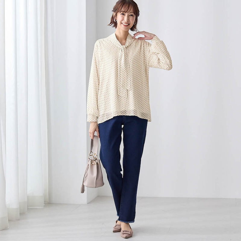 モデル身長169cm／M　＜オフホワイト系幾何学柄＞