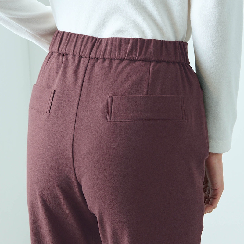 ウエスト総ゴム仕様でラクな着心地