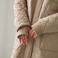 袖口はリブ付き、指穴付きで冷気が入りにくく、手袋いらず
