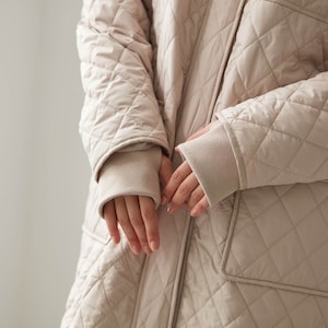 袖口はリブ付き、指穴付きで冷気が入りにくく、手袋いらず