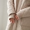 袖口はリブ付き、指穴付きで冷気が入りにくく、手袋いらず