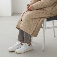 ひざ下まで隠れるロング丈で、座ってもひざが隠れて暖かい