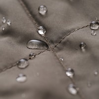 表地は撥水加工を施しており、急な雨や雪にも対応