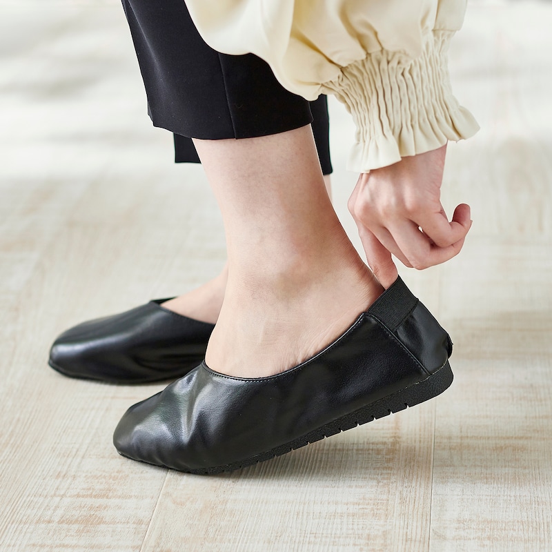 かかとがゴム素材なのでサッと履けて、かかとにぴったりフィットします
