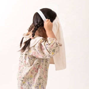 エプロンを着脱するときの腕の動きが衣類を着脱する動きにつながる