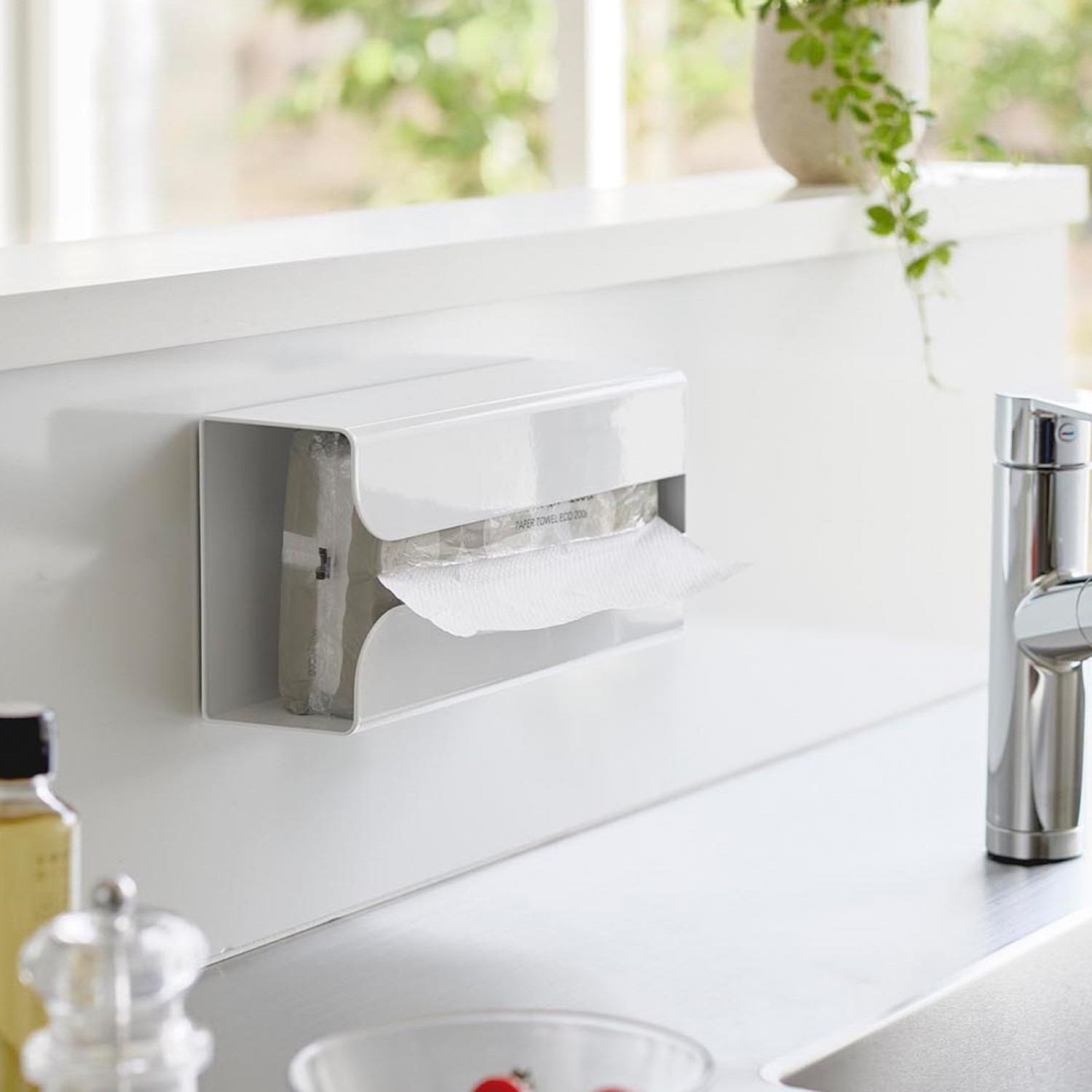 マグネットで取り付けられるポリ袋&キッチンペーパーホルダー(タワー/tower) マグネットで取り付けられるポリ袋&キッチンペーパーホルダー(タワー/tower)