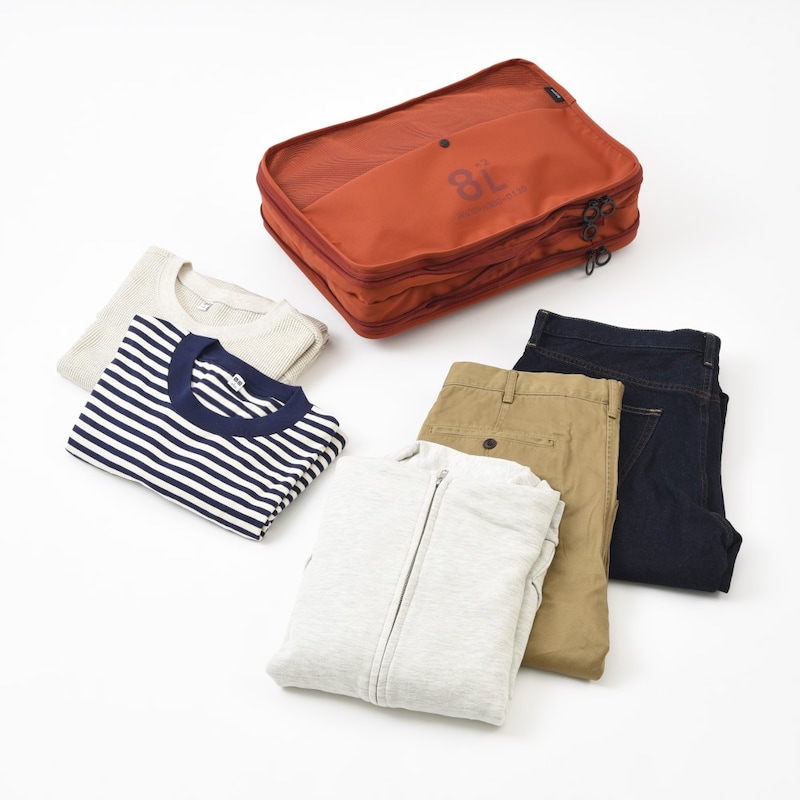 8L×2 収納イメージ（薄手のパーカー、デニムパンツ、厚手のコットンパンツ×各1、長袖Tシャツ×2)