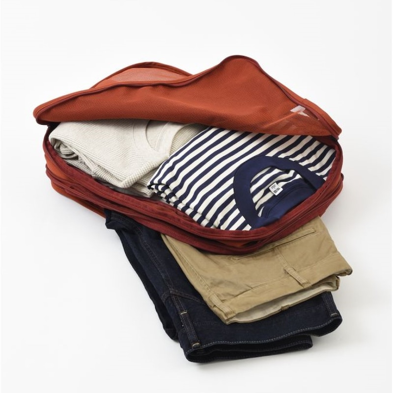 8L×2 収納イメージ（薄手のパーカー、デニムパンツ、厚手のコットンパンツ×各1、長袖Tシャツ×2)