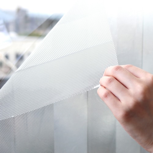 特殊なエンボス加工でカーテンの濡れを防ぐ 結露・防滴窓貼りシート ＜90×180＞
