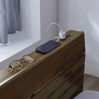スマホや眼鏡などの小物が置けます　ブラウン／シングル