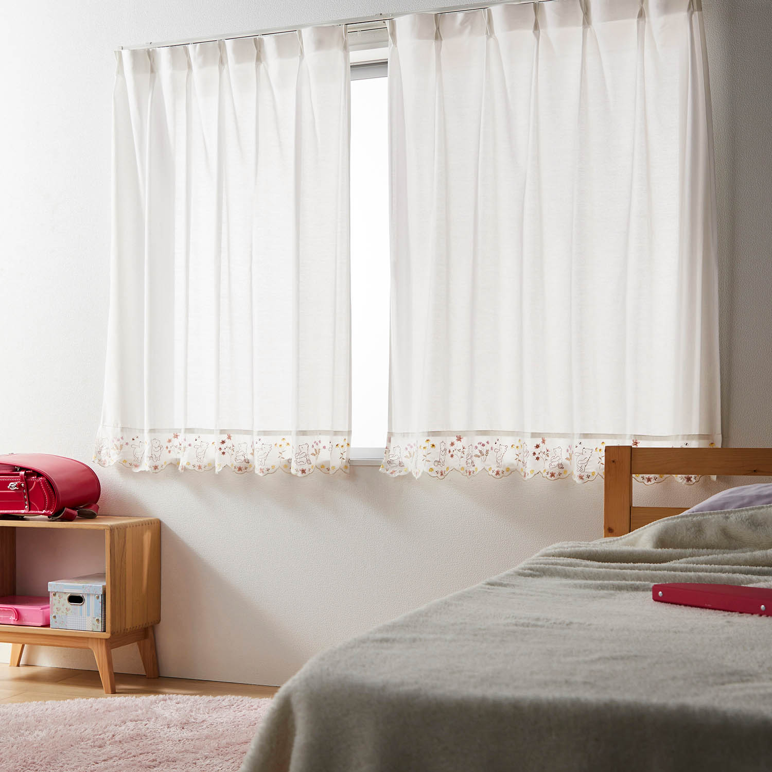 タッセル付き。スカラップ刺繍のUVカット・遮像・遮熱レースカーテン「クラシック・プー」(ディズニー/Disney) タッセル付き。スカラップ刺繍のUVカット・遮像・遮熱レースカーテン「クラシック・プー」(ディズニー/Disney)