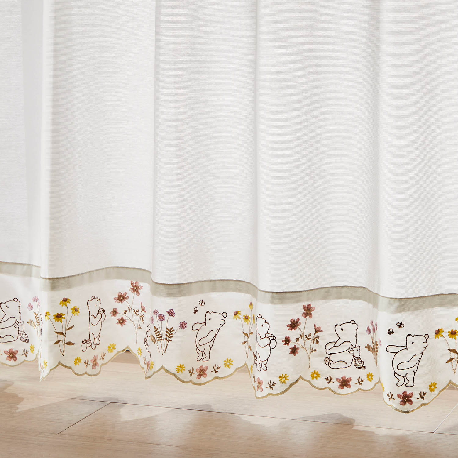 タッセル付き。スカラップ刺繍のUVカット・遮像・遮熱レースカーテン「クラシック・プー」(ディズニー/Disney) タッセル付き。スカラップ刺繍のUVカット・遮像・遮熱レースカーテン「クラシック・プー」(ディズニー/Disney)