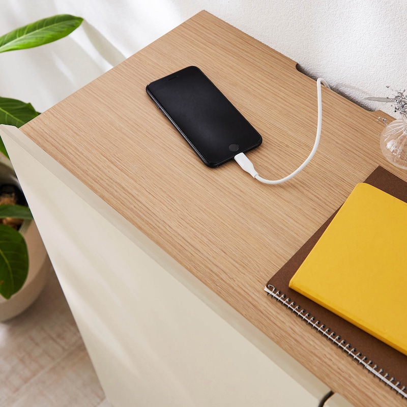 コードが通るので天板上はスマホなどの充電に最適