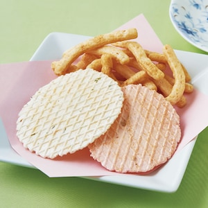 極薄焼ノンフライ製法で製造されたえび煎餅は、ヘルシーで、小さなお子様からご年配の方まで気軽に食べて頂く事ができます。人気の6種類に加え、小丸煎餅1袋、スティック煎餅2袋を入れた豪華なギフトセットは、贈