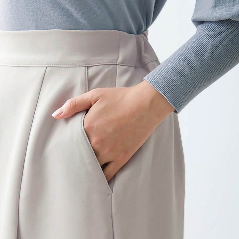 サイドには手を入れやすいポケット付き
