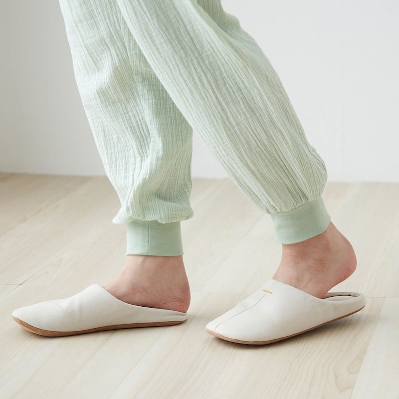 パンツ裾もリブ仕様で寝ているときにずり上がりにくく、寝冷え防止にも