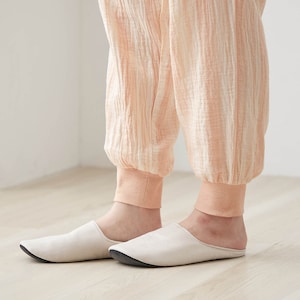 パンツ裾もリブ仕様で寝ているときにずり上がりにくく、寝冷え防止にも