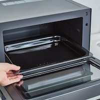 オーブン調理に使えるホーローの角皿が付属。食卓にそのまま出せる、ロゴ入りのデザインです