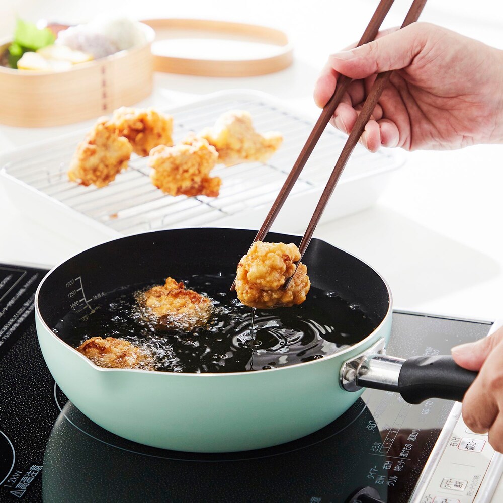 料理に便利な目盛付き!深型タイプで揚げ物調理もできる!500ml~1500mlの目盛り付き!汚れを落としやすいふっ素加工!オール熱源対応