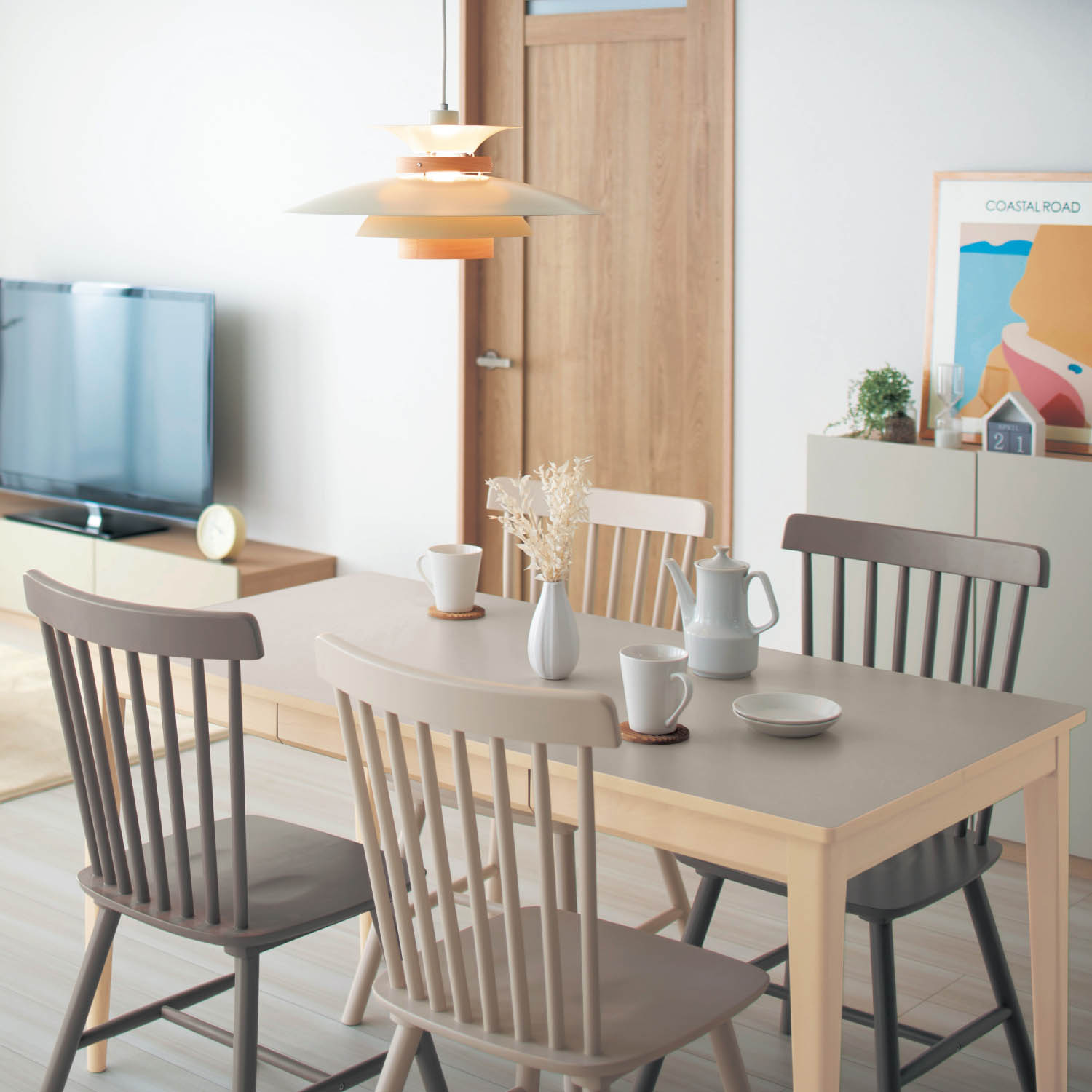 【12月25日までお得】 グレージュカラーの引出し付きダイニングテーブル <2人用/4人用>