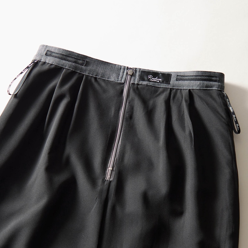 ウエスト内側はトップスが出にくい滑り止めテープ付き