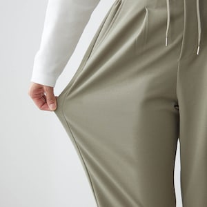 全方位に伸びるストレッチでシワになりにくい