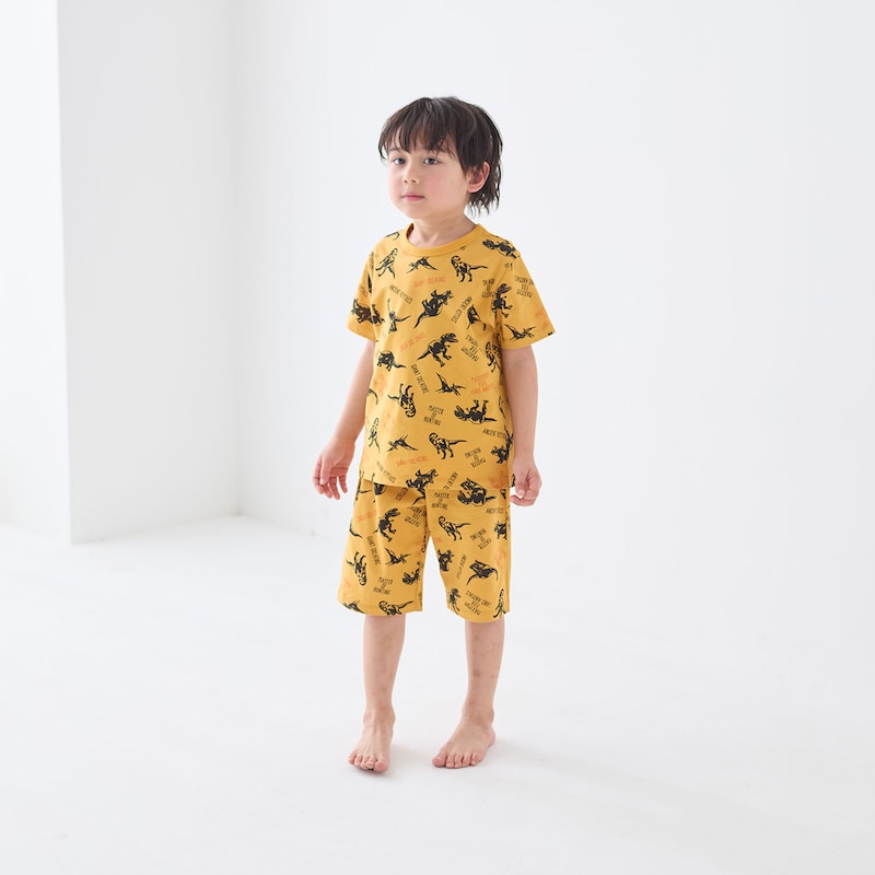 イエローオレンジ（恐竜とロゴ）／モデル身長109cm・110サイズ着用