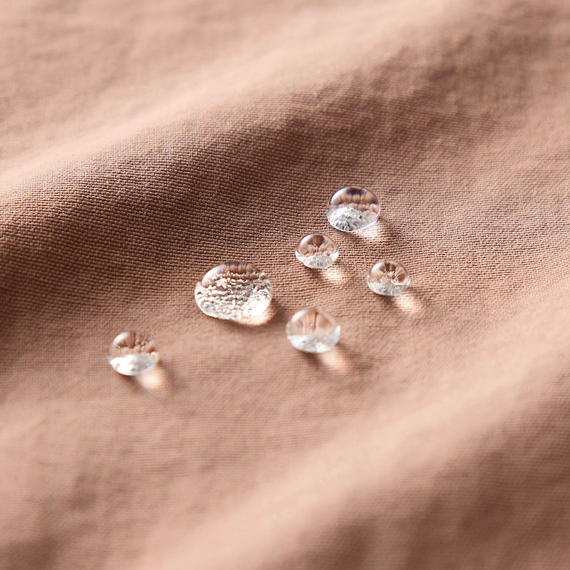 泥はねを気にせず歩ける撥水・防汚加工
