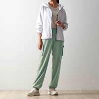 モデル身長167cm／M　※写真は撮影用のため、股下+4cmになります。