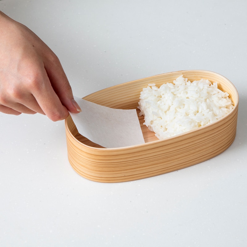下に敷くだけでお弁当箱への色移りやぬめりを軽減