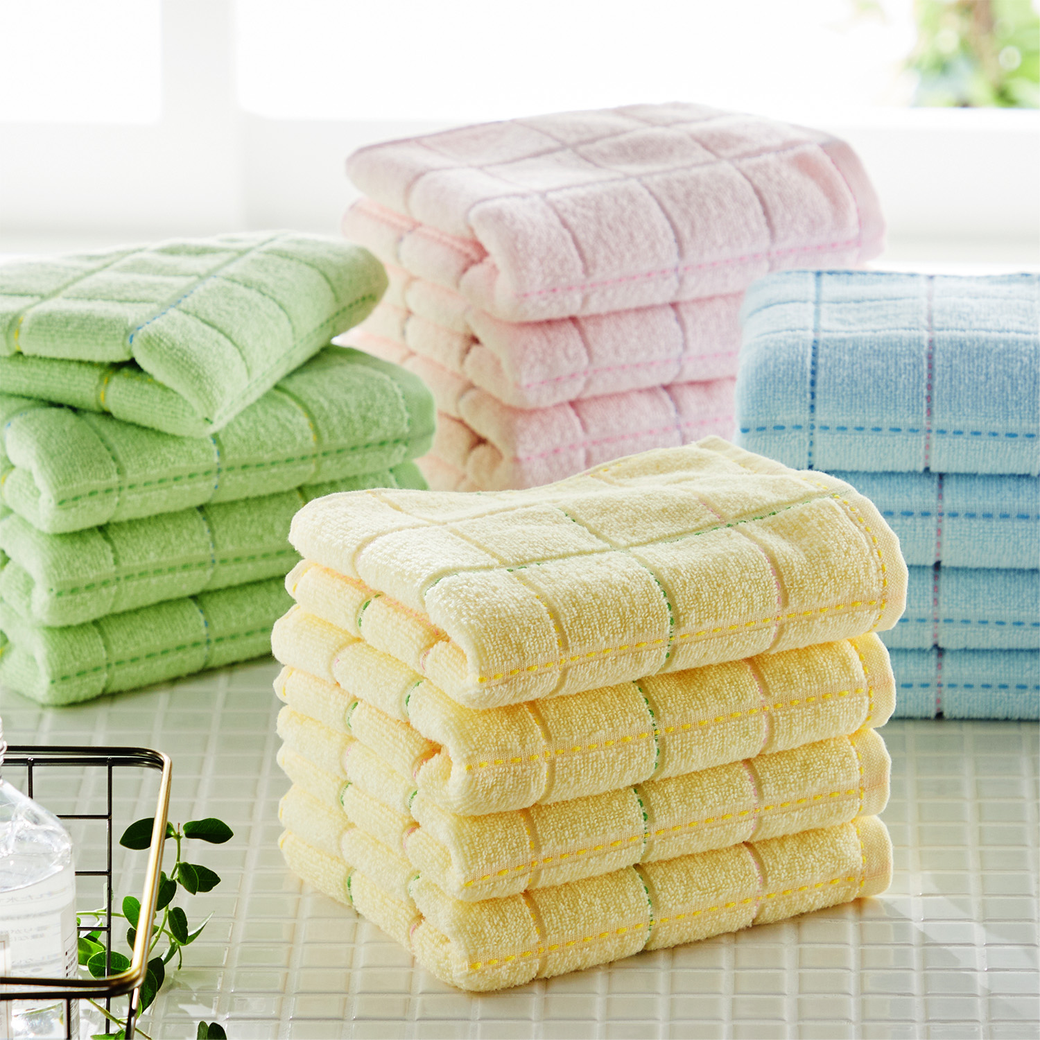 【ベルメゾン】カラフルステッチのスクエア柄のタオル 【ベルメゾン】カラフルステッチのスクエア柄のタオル