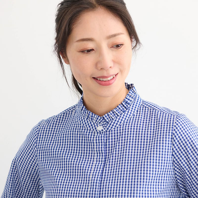 スタンドカラーのプチフリルが上品