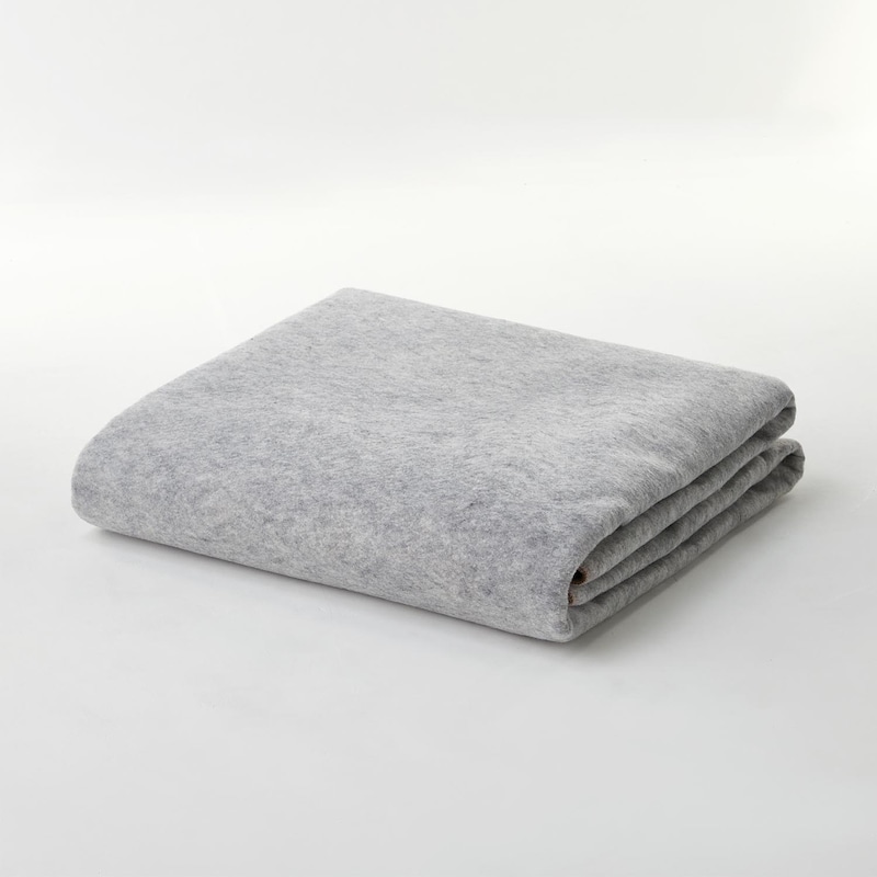 折りたたんだ状態でのお届けとなります。